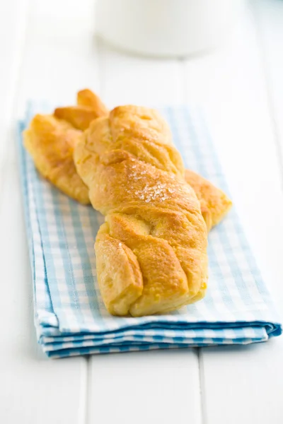 Leckeres gebackenes Brötchen — Stockfoto