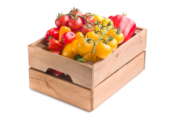 Pimentos e tomates em caixa de madeira — Fotografia de Stock
