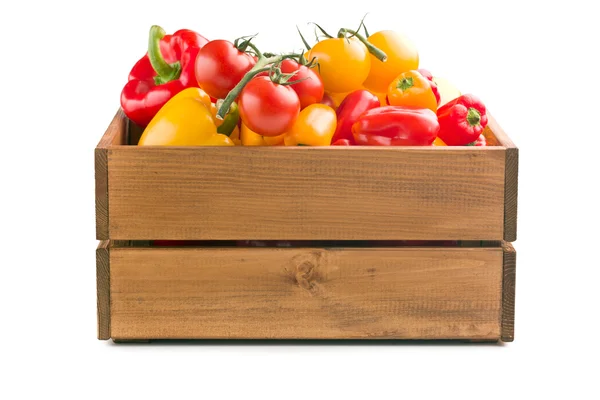 Pimentos e tomates em caixa de madeira — Fotografia de Stock