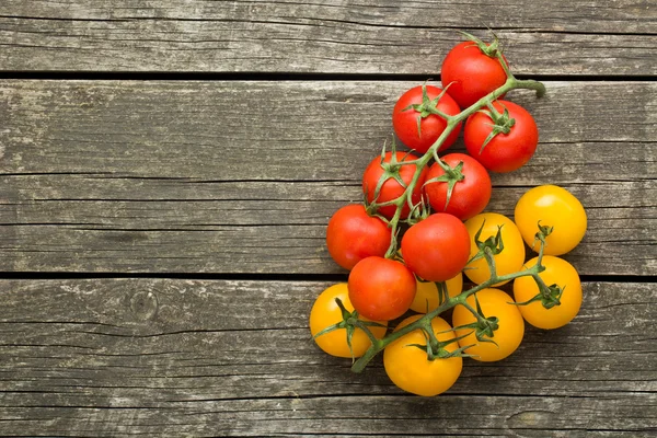 Tomates amarillos y rojos —  Fotos de Stock