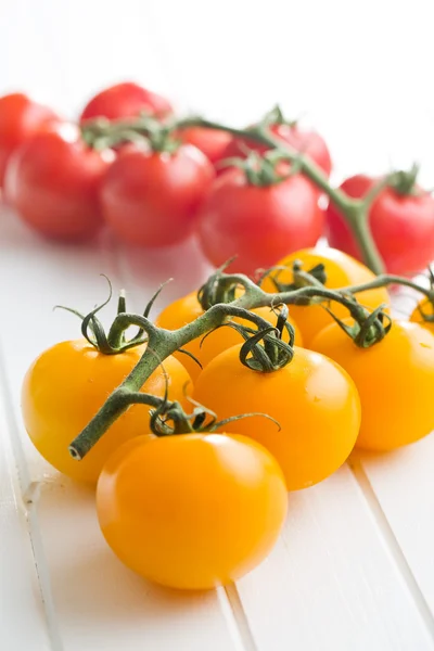 Gele en rode tomaten — Stockfoto