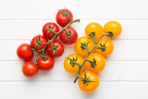 Gele en rode tomaten — Stockfoto