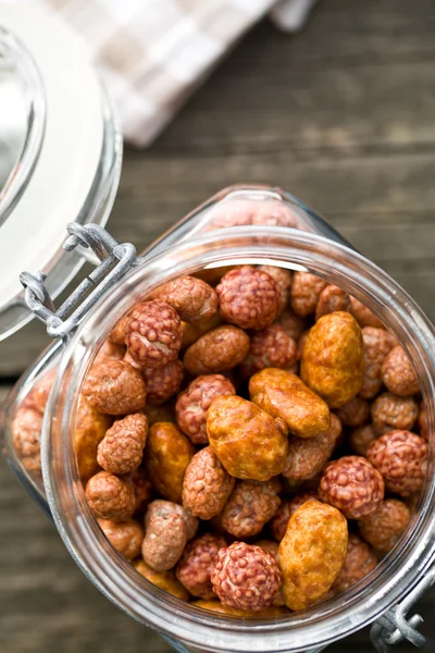 Olika sockrade nötter i burk — Stockfoto