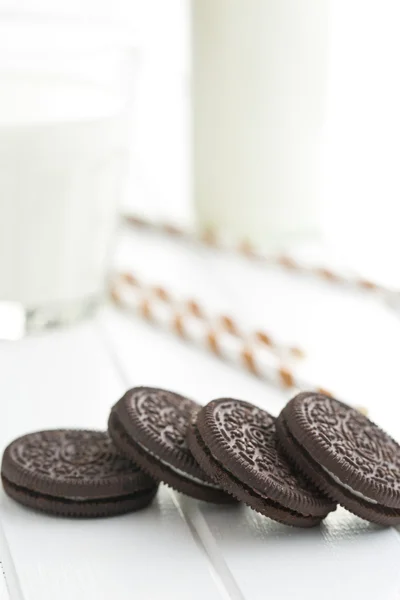 Biscoitos de chocolate com creme e leite — Fotografia de Stock