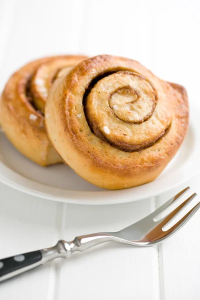 Petits pains à la cannelle sur assiette — Photo