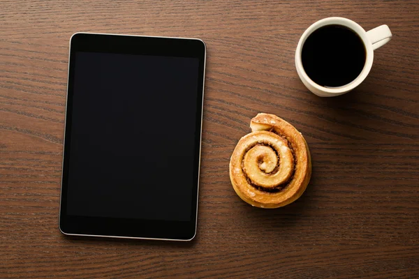 Tarçın rulo, fincan kahve ve bilgisayar tablet — Stok fotoğraf