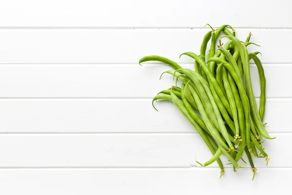 Groene bonen op witte keukentafel — Stockfoto