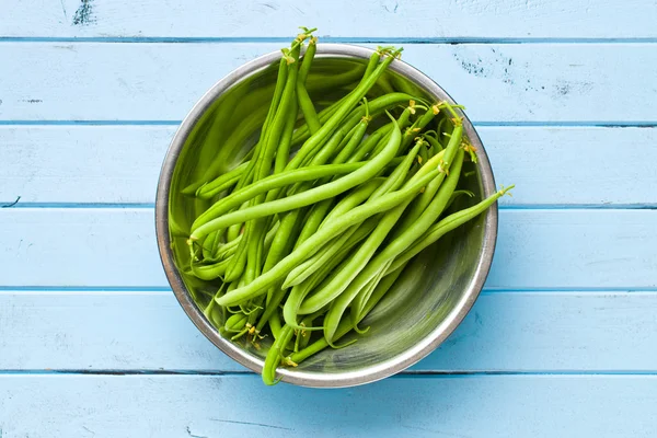 Judías verdes en la mesa de cocina azul —  Fotos de Stock