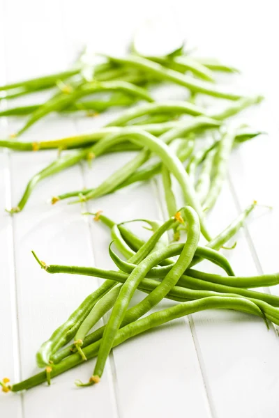 Judías verdes en mesa de cocina blanca — Foto de Stock