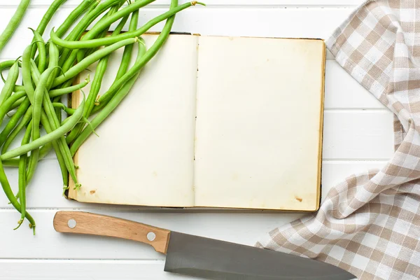 Livro de receitas em branco e feijão verde — Fotografia de Stock