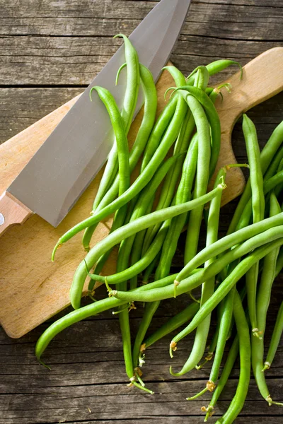 Green beans on old table — Stock Photo, Image