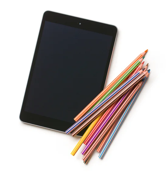 Matite a colori e tablet per computer — Foto Stock