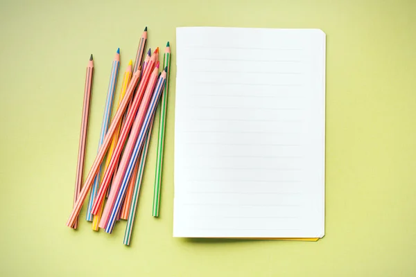 Lápices de color y libro de trabajo en blanco —  Fotos de Stock