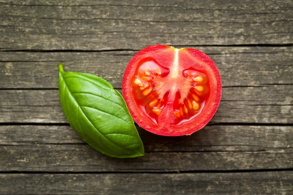 Tomate picado e folha de manjericão — Fotografia de Stock