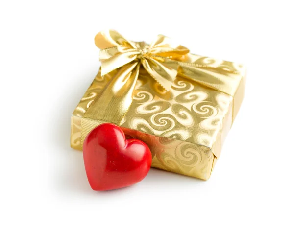 Золотая подарочная коробка с красным сердцем — стоковое фото