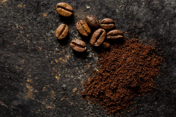 Chicchi di caffè e caffè macinati — Foto Stock