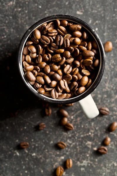 Koffie bonen in mok — Stockfoto