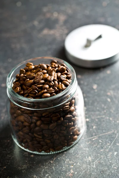 Grãos de café em jarra — Fotografia de Stock