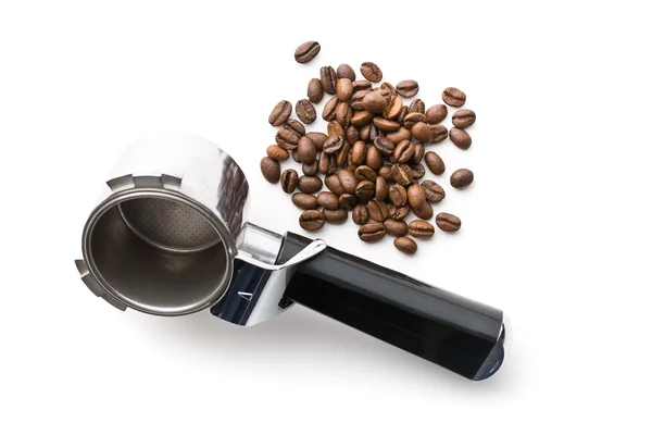Кофейная фасоль и портафильтр — стоковое фото