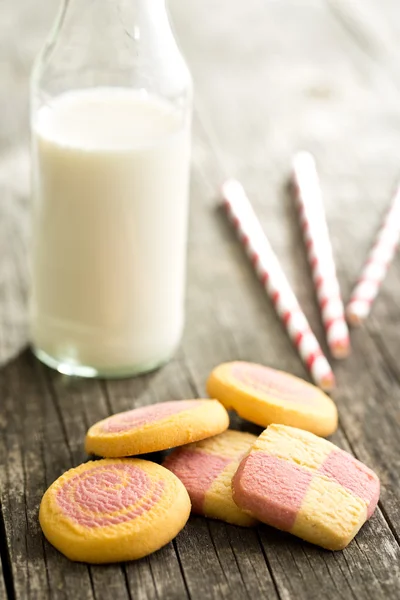 Farbige Butterkekse mit Milch — Stockfoto