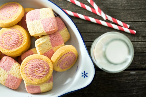 Biscoitos de manteiga coloridos com leite — Fotografia de Stock