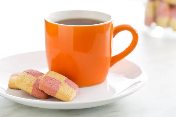 茶缸彩色的黄油饼干 — 图库照片