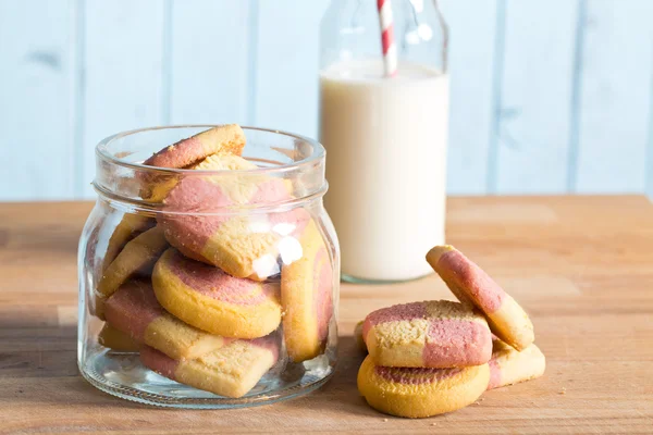 Färgade smör kex i burk — Stockfoto