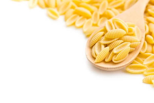 Ungekochte italienische Nudeln im Kochlöffel — Stockfoto