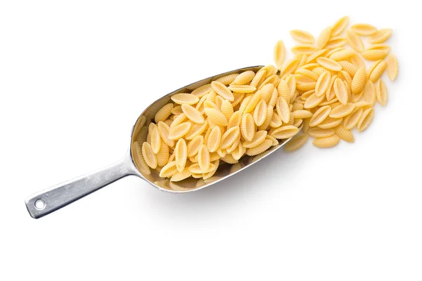 Ungekochte italienische Pasta in Schaufel — Stockfoto