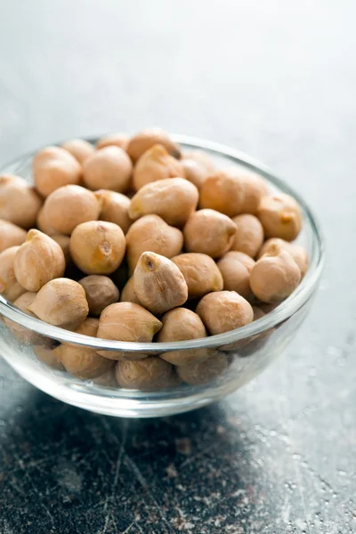 Garbanzos crudos en tazón —  Fotos de Stock