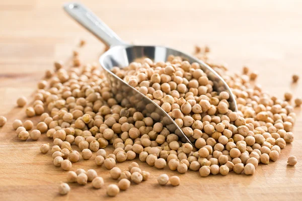 Garbanzos crudos en cuchara — Foto de Stock