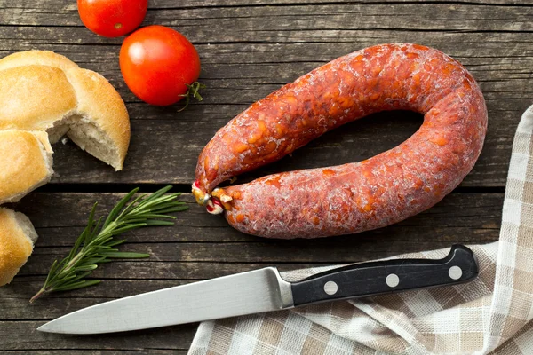 Salsicha Chorizo na mesa de madeira — Fotografia de Stock