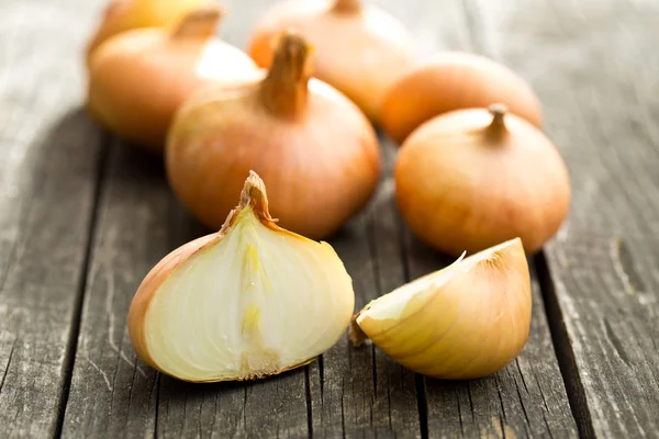 Gehalveerde verse ui op houten tafel — Stockfoto