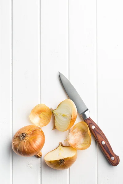Oignon frais coupé en deux sur la table de cuisine — Photo