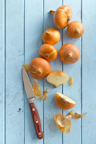 Halved fresh onion on kitchen table — Stock Photo, Image