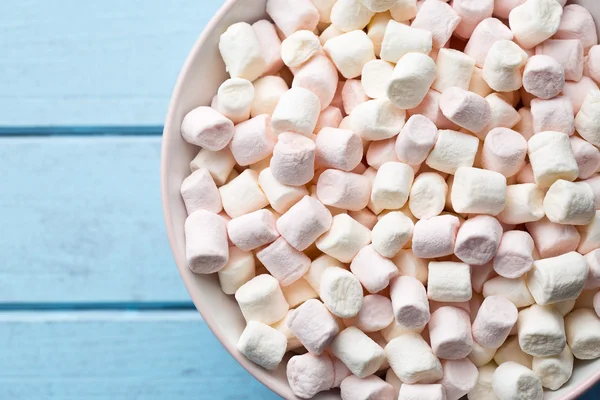 Mini marshmallows in kom — Stockfoto