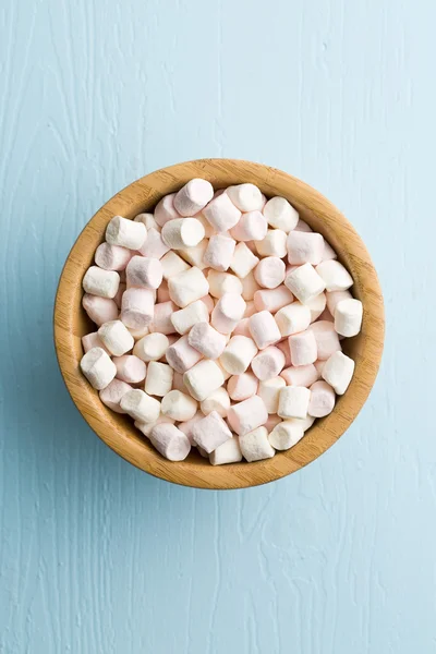 Mini marshmallows in kom — Stockfoto