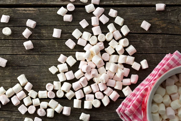 Mini-Marshmallows auf dem Tisch — Stockfoto