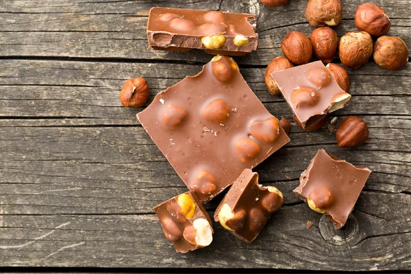 Chocolate doce com avelãs — Fotografia de Stock