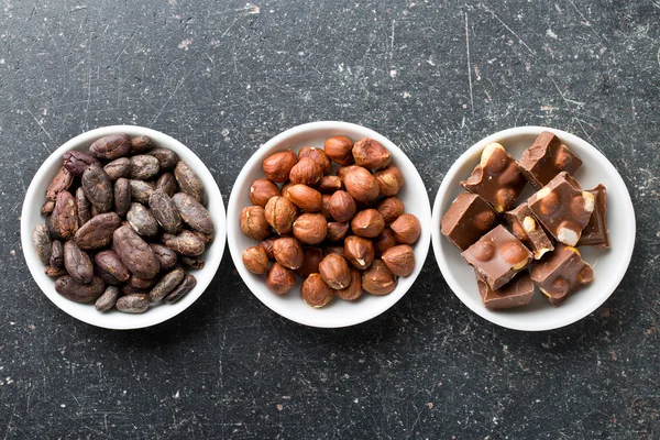 Cioccolato, nocciole e fave di cacao — Foto Stock