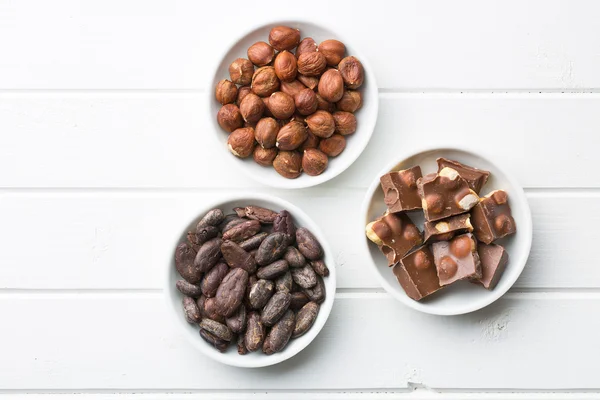 Chocolade, hazelnoten en cacaobonen — Stockfoto