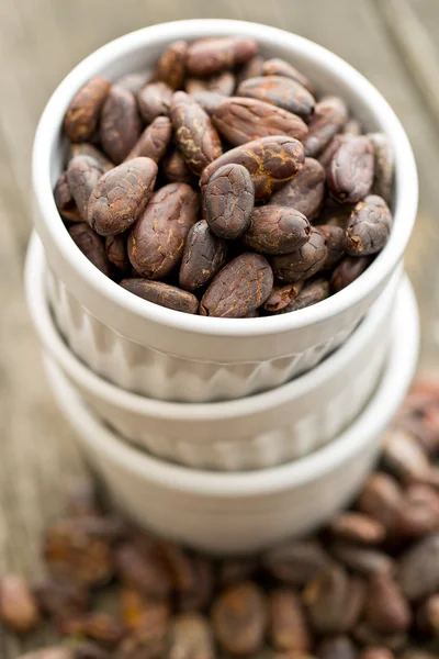 Cacaobonen in kom — Stockfoto