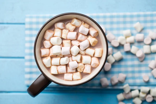 Chocoladedrinks met marshmallows in mok — Stockfoto