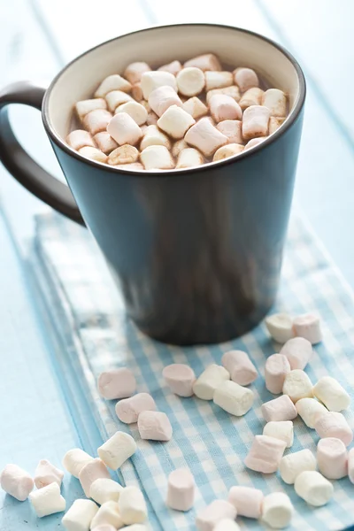 Cocoa drink with marshmallows in mug — Stock Photo, Image