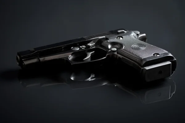 Handfeuerwaffe auf schwarzem Hintergrund — Stockfoto