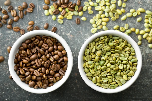 Unroasted and roasted coffee beans — Stock Photo, Image