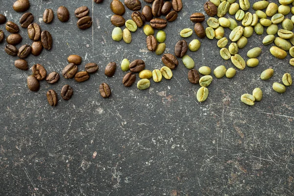 Grãos de café não torrados e torrados — Fotografia de Stock