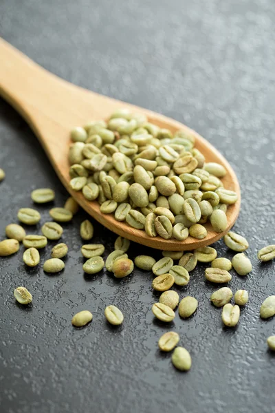 Grüne Kaffeebohnen im Löffel — Stockfoto