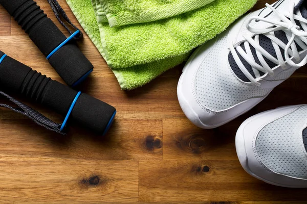 Concepto deportivo. mancuernas, zapatos y toallas — Foto de Stock