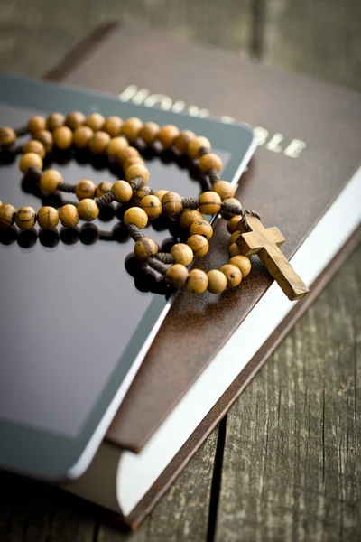 Wooden rosary beads with computer tablet — Stock Photo, Image